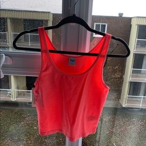 Néon pink Aritzia cami